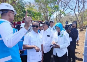 Menteri Energi dan Sumber Daya Mineral (ESDM) Bahlil Lahadalia dan Wayan Koster mendampingi Presiden Prabowo Subianto saat peluncuran program PLTS 100 GWp di Kabupaten Jembrana. -IST