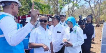 Menteri Energi dan Sumber Daya Mineral (ESDM) Bahlil Lahadalia dan Wayan Koster mendampingi Presiden Prabowo Subianto saat peluncuran program PLTS 100 GWp di Kabupaten Jembrana. -IST