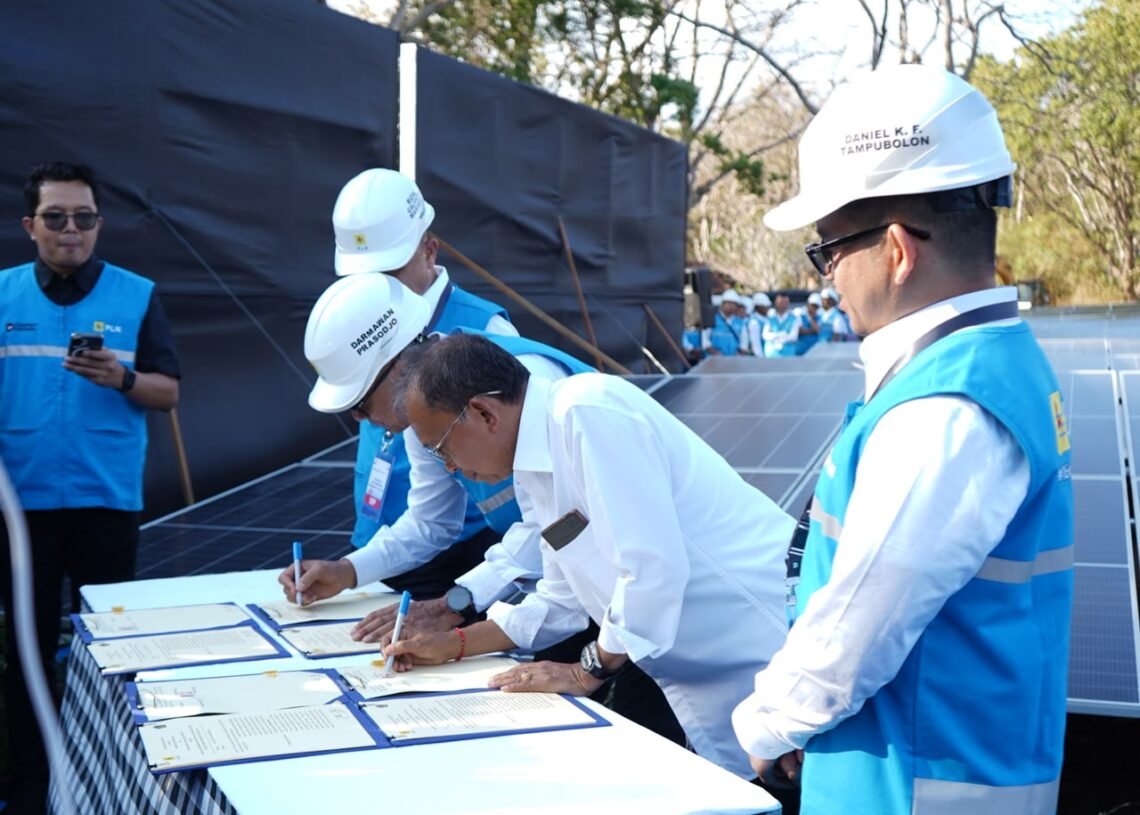 Gubernur Bali Wayan Koster dan PT. PLN Tandatangani Kesepakatan Bersama Percepatan Pengembangan Infrastruktur Ketenagalistrikan Berbasis Energi Terbarukan di Provinsi Bali. -IST