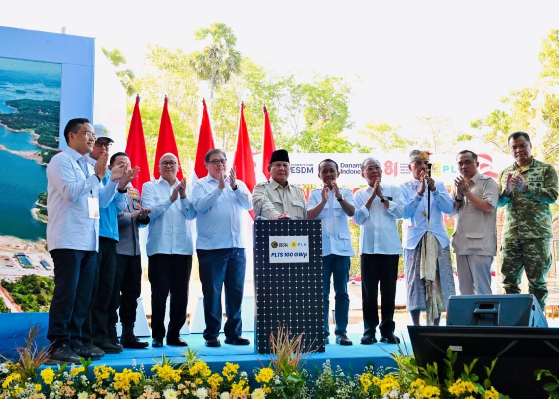 Presiden Prabowo Subianto saat meluncurkan Program Pembangkit Listrik Tenaga Surya (PLTS) 100 gigawatt peak (GWp) di Jembrana. -IST