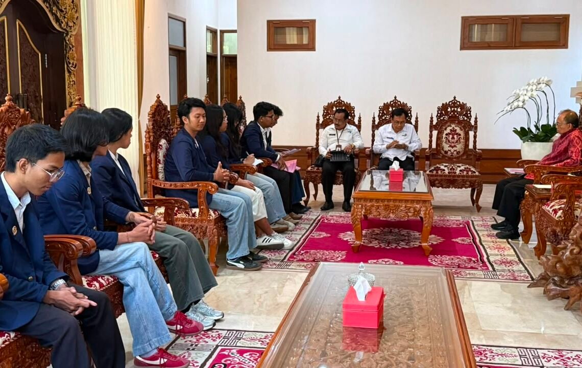 Gubernur Bali Wayan Koster saat menerima audiensi BEM Pertanian Unud. -IST