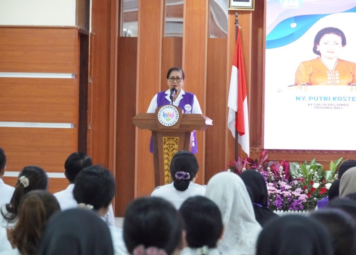 Ketua Tim Pembina (TP) Posyandu Provinsi Bali, Ny. Putri Koster saat membuka Bimbingan Teknis (Bimtek) Bina Posyandu Angkatan XI Tahun 2026. -IST