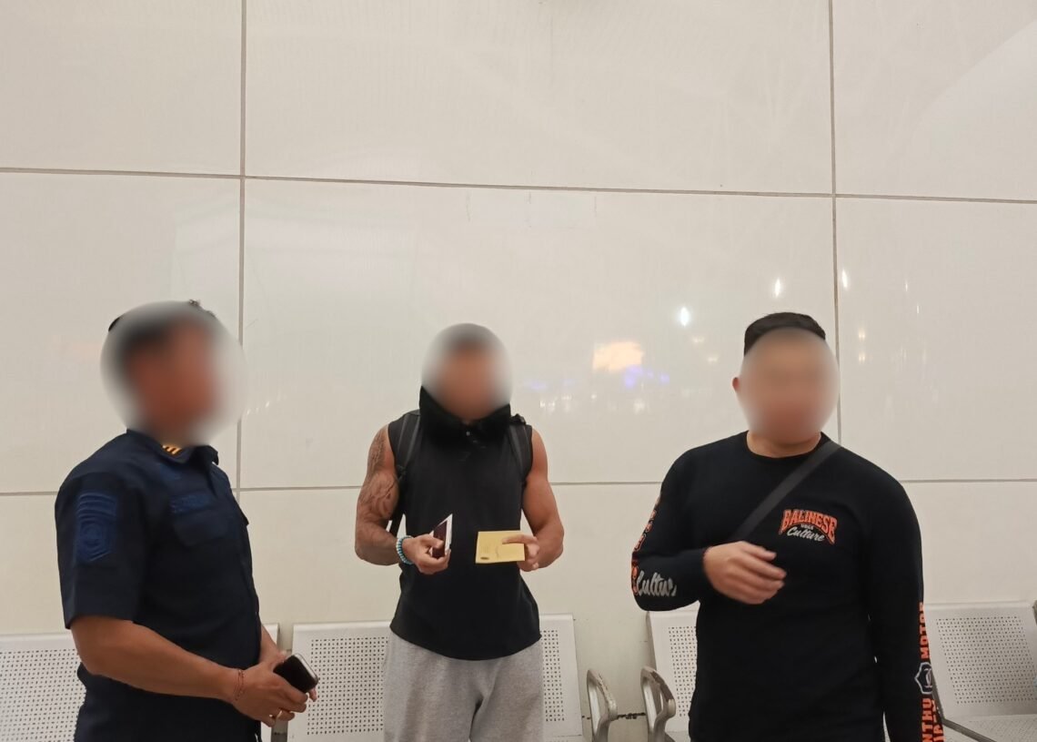 WNA Prancis berinisial LR (tengah) saat dideportasi dari Bali. -IST