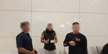 WNA Prancis berinisial LR (tengah) saat dideportasi dari Bali. -IST