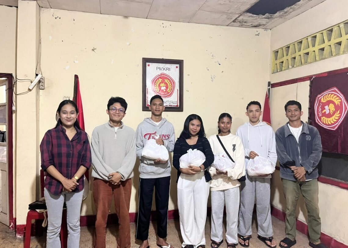 Aliansi Bali Peduli Bencana Flores saat menyalurkan bantua logistik pangan kepada mahasiswa asal Flores di Bali. -IST