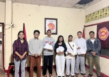 Aliansi Bali Peduli Bencana Flores saat menyalurkan bantua logistik pangan kepada mahasiswa asal Flores di Bali. -IST