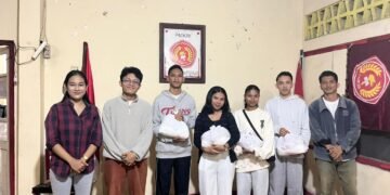 Aliansi Bali Peduli Bencana Flores saat menyalurkan bantua logistik pangan kepada mahasiswa asal Flores di Bali. -IST