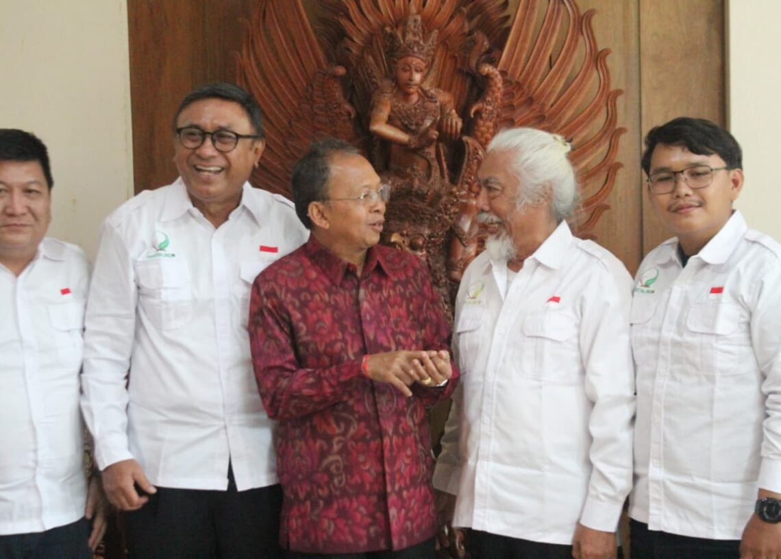 Gubernur Bali Wayan Koster saat menerima audiensi Dewan Pengurus Provinsi (DPP) Bali Perkumpulan Tenaga Ahli Lingkungan Hidup Indonesia (Pertalindo) di Jayasabha, Denpasar, Jumat (28/8/2026). -IST