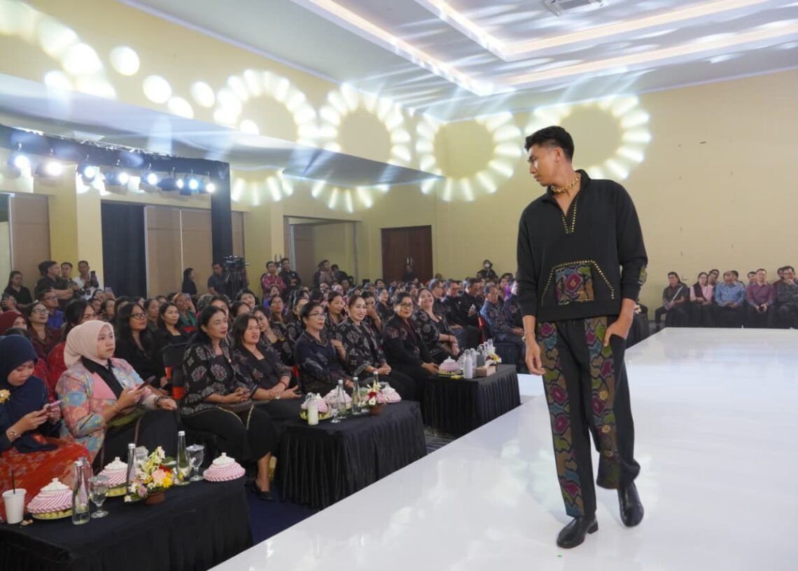 Seorang model saat tampil di Dekranasda Bali Fashion Road Show “Wastra Hita Kara” di Gedung Kesenian Ir. Soekarno, Jembrana, Kamis (27/8/2026). -IST