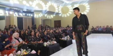 Seorang model saat tampil di Dekranasda Bali Fashion Road Show “Wastra Hita Kara” di Gedung Kesenian Ir. Soekarno, Jembrana, Kamis (27/8/2026). -IST