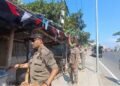 Satpol PP Badung saat tertibkan bangunan liar di trotoar jalan Teuku Umar Barat. -IST