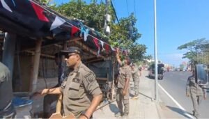 Satpol PP Badung saat tertibkan bangunan liar di trotoar jalan Teuku Umar Barat. -IST