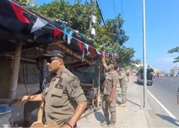 Satpol PP Badung saat tertibkan bangunan liar di trotoar jalan Teuku Umar Barat. -IST