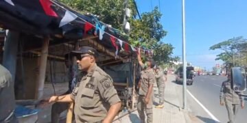 Satpol PP Badung saat tertibkan bangunan liar di trotoar jalan Teuku Umar Barat. -IST