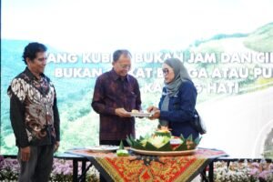 Gubernur Bali Wayan Koster dan Ketua Ikatan Wartawan Online (IWO) Bali Tri Widiyanti saat memotong tumpeng. -IST