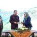 Gubernur Bali Wayan Koster dan Ketua Ikatan Wartawan Online (IWO) Bali Tri Widiyanti saat memotong tumpeng. -IST