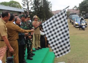 Gubernur Bali Wayan Koster saat melepas rombongan logistik dari Bali menuju NTT. -BALITOPIK.COM