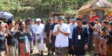 Wakil Gubernur Bali I Nyoman Giri Prasta saat menghadiri upacara Pitra Yadnya atau Ngaben Kinembulan Sawa Prakerti. -IST