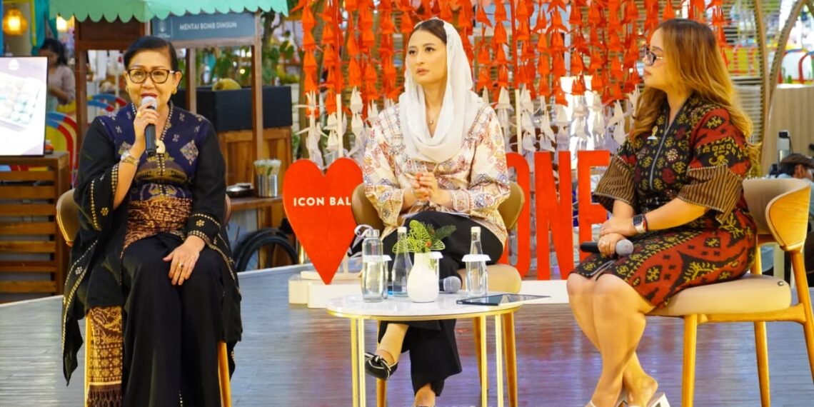 Ketua Dewan Kerajinan Nasional Daerah (Dekranasda) Provinsi Bali Ny. Putri Koster (kiri) saat menjadi narasumber dalam talkshow inspiratif bertajuk "Perempuan Bali Berdaya: Merajut Budaya dalam Membangun Bangsa" yang digelar di Atrium Icon Mall Sanur, Denpasar, Kamis (6/8/2026). -IST