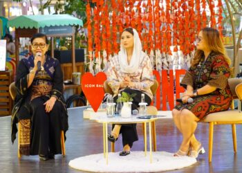 Ketua Dewan Kerajinan Nasional Daerah (Dekranasda) Provinsi Bali Ny. Putri Koster (kiri) saat menjadi narasumber dalam talkshow inspiratif bertajuk "Perempuan Bali Berdaya: Merajut Budaya dalam Membangun Bangsa" yang digelar di Atrium Icon Mall Sanur, Denpasar, Kamis (6/8/2026). -IST