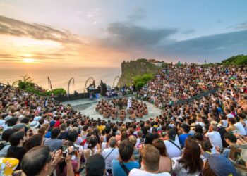 Potret wisatawan sedang menikmati Tari Kecak di Pantai Melasti (Foto: Shutterstock)