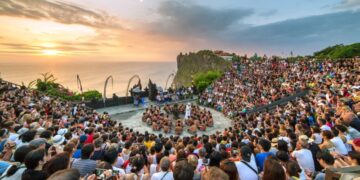 Potret wisatawan sedang menikmati Tari Kecak di Pantai Melasti (Foto: Shutterstock)