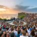 Potret wisatawan sedang menikmati Tari Kecak di Pantai Melasti (Foto: Shutterstock)