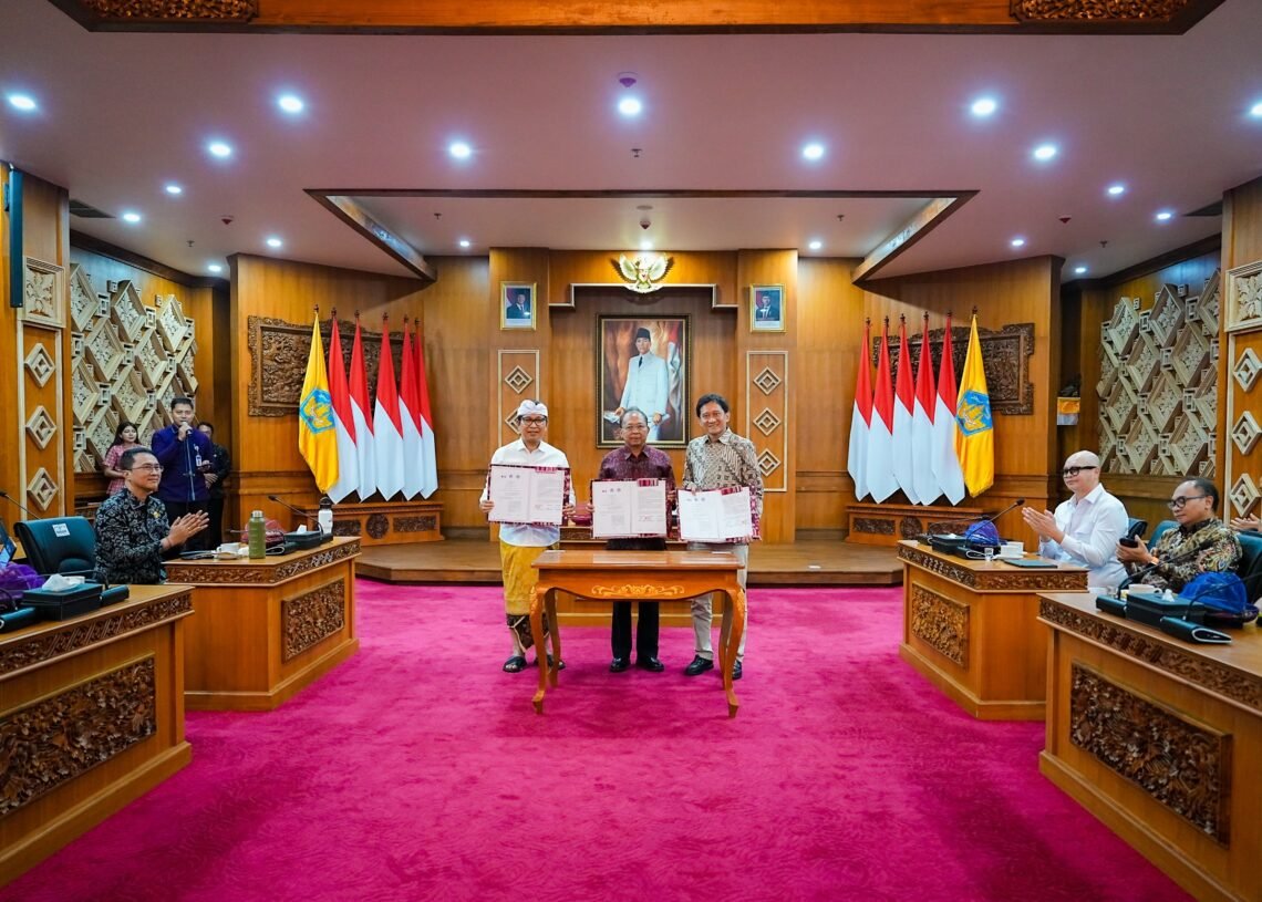 Gubernur Bali Wayan Koster (tengah), Bupati Badung I Wayan Adi Arnawa (kiri) dan Direktur Utama PT Kereta Api Indonesia (Persero) Bobby Rasyidin saat menandatangani kerja sama terkait pengembangan perkeretaapian. -IST