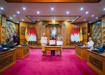 Gubernur Bali Wayan Koster (tengah), Bupati Badung I Wayan Adi Arnawa (kiri) dan Direktur Utama PT Kereta Api Indonesia (Persero) Bobby Rasyidin saat menandatangani kerja sama terkait pengembangan perkeretaapian. -IST