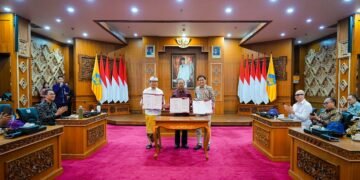 Gubernur Bali Wayan Koster (tengah), Bupati Badung I Wayan Adi Arnawa (kiri) dan Direktur Utama PT Kereta Api Indonesia (Persero) Bobby Rasyidin saat menandatangani kerja sama terkait pengembangan perkeretaapian. -IST