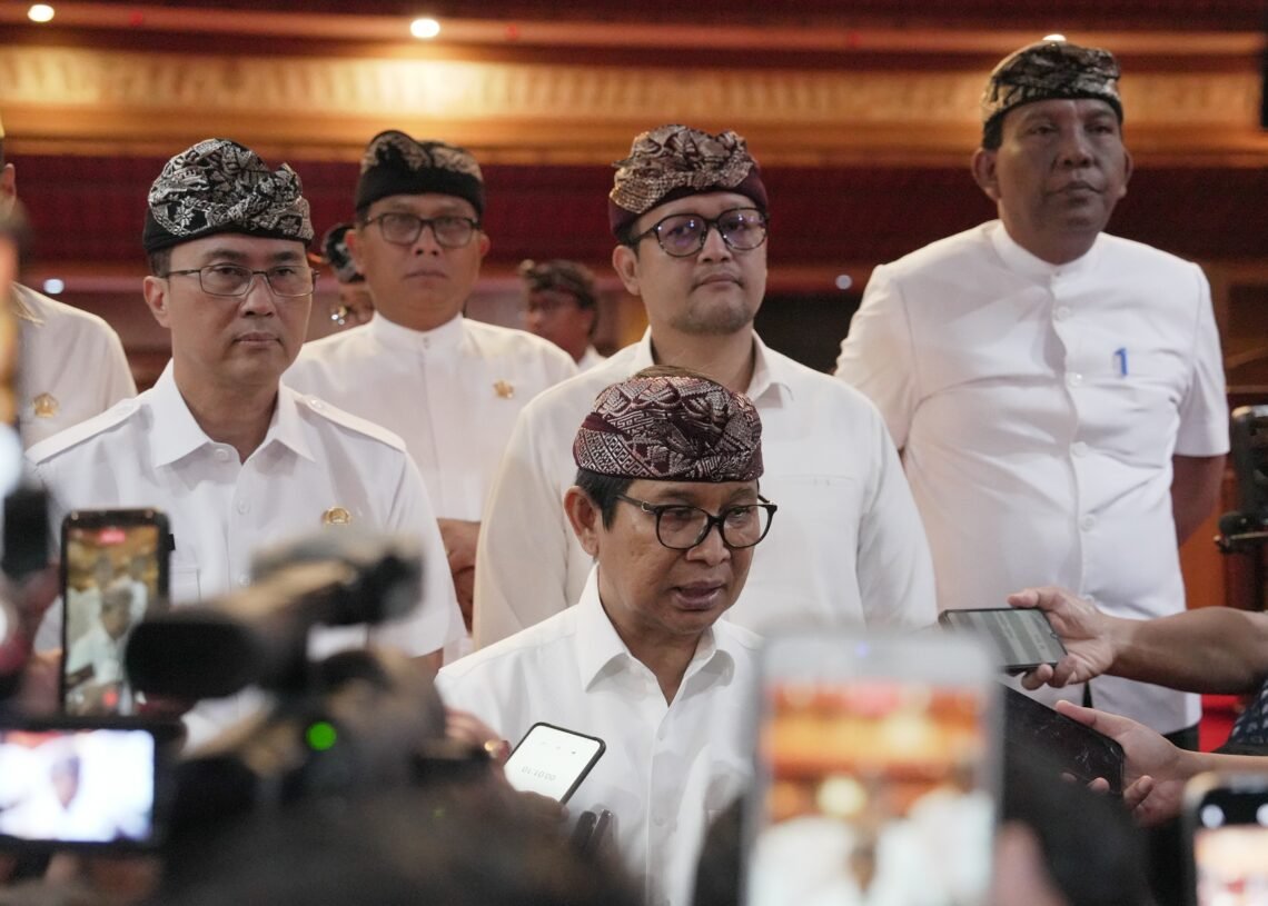 Bupati Badung (depan) I Wayan Adi Arnawa diwawancara usai mengikuti paripurna DPRD Badung. -IST