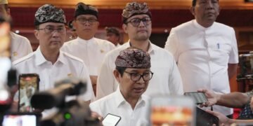 Bupati Badung (depan) I Wayan Adi Arnawa diwawancara usai mengikuti paripurna DPRD Badung. -IST