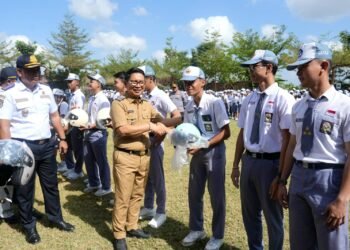 Bupati Badung I Wayan Adi Arnawa saat menyerahkan helm kepada salah satu pelajar sebagai simbol tertib lalu lintas. -IST