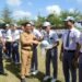 Bupati Badung I Wayan Adi Arnawa saat menyerahkan helm kepada salah satu pelajar sebagai simbol tertib lalu lintas. -IST