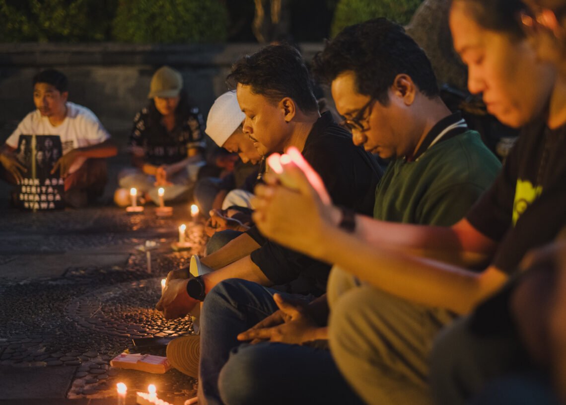 Solidaritas Jurnalis Bali saat menggelar doa bersama di Monumen Bajra Shandi. -PFI Denpasar