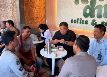 Nyoman Parta saat berkoordinasi dengan keluarga dan pihak rumah sakit. -IST