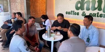 Nyoman Parta saat berkoordinasi dengan keluarga dan pihak rumah sakit. -IST