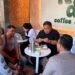 Nyoman Parta saat berkoordinasi dengan keluarga dan pihak rumah sakit. -IST
