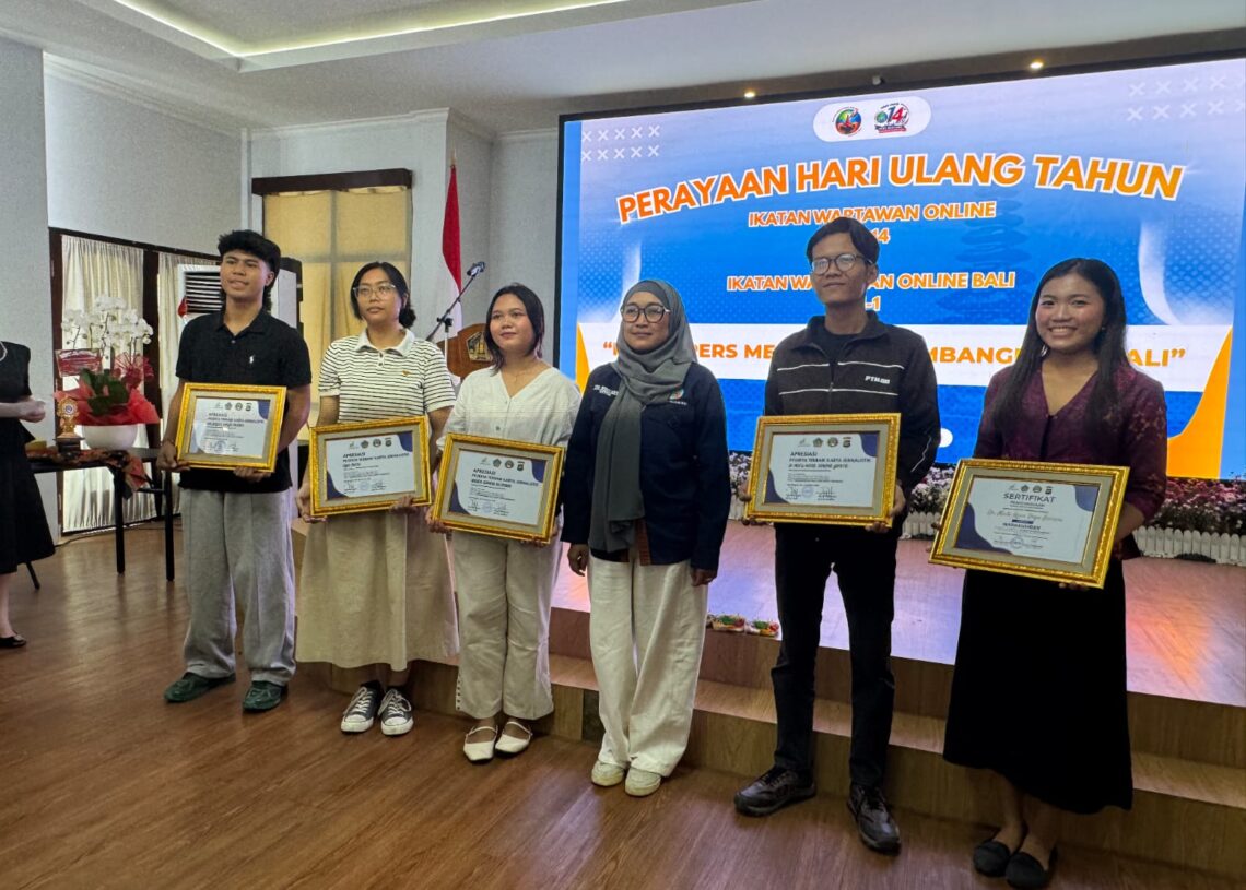 Ketua IWO Bali Tri Widiyanti (tengah) dan 5 Peserta Pemenang Lomba Karya Jurnalistik Antar Mahasiswa yang digelar IWO Bali. -IWO BALI