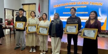 Ketua IWO Bali Tri Widiyanti (tengah) dan 5 Peserta Pemenang Lomba Karya Jurnalistik Antar Mahasiswa yang digelar IWO Bali. -IWO BALI