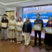 Ketua IWO Bali Tri Widiyanti (tengah) dan 5 Peserta Pemenang Lomba Karya Jurnalistik Antar Mahasiswa yang digelar IWO Bali. -IWO BALI