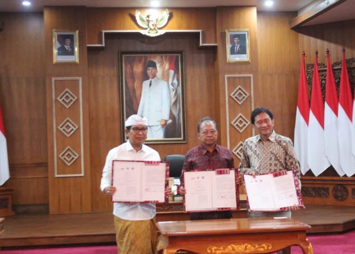 Gubernur Bali Wayan Koster (tengah), Bupati Badung I Wayan Adi Arnawa (kiri) dan Direktur Utama PT Kereta Api Indonesia (Persero) Bobby Rasyidin saat menandatangani kerja sama terkait pengembangan perkeretaapian. -IST