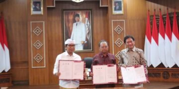 Gubernur Bali Wayan Koster (tengah), Bupati Badung I Wayan Adi Arnawa (kiri) dan Direktur Utama PT Kereta Api Indonesia (Persero) Bobby Rasyidin saat menandatangani kerja sama terkait pengembangan perkeretaapian. -IST