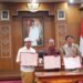 Gubernur Bali Wayan Koster (tengah), Bupati Badung I Wayan Adi Arnawa (kiri) dan Direktur Utama PT Kereta Api Indonesia (Persero) Bobby Rasyidin saat menandatangani kerja sama terkait pengembangan perkeretaapian. -IST