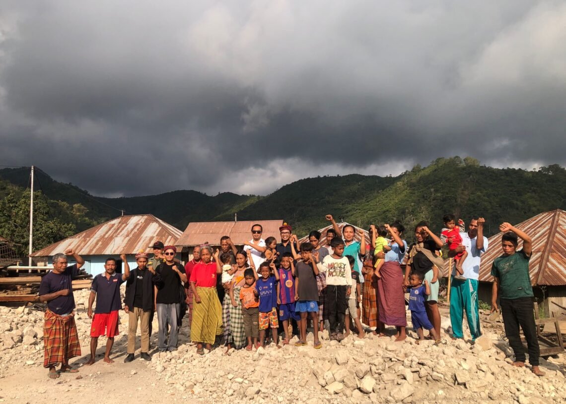 Pengurus Pusat Perhimpunan Mahasiswa Katolik Republik Indonesia (PP PMKRI) saat menyalurkan bantuan kepada warga terdampak gempa Flores. -IST