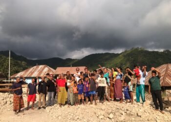 Pengurus Pusat Perhimpunan Mahasiswa Katolik Republik Indonesia (PP PMKRI) saat menyalurkan bantuan kepada warga terdampak gempa Flores. -IST