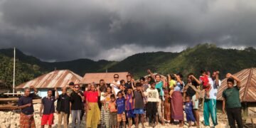 Pengurus Pusat Perhimpunan Mahasiswa Katolik Republik Indonesia (PP PMKRI) saat menyalurkan bantuan kepada warga terdampak gempa Flores. -IST