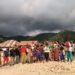 Pengurus Pusat Perhimpunan Mahasiswa Katolik Republik Indonesia (PP PMKRI) saat menyalurkan bantuan kepada warga terdampak gempa Flores. -IST