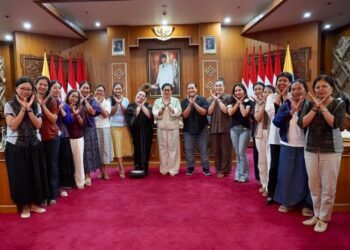 Putri Koster (tengah) usai memimpin rapat persiapan keikutsertaan Dekranasda Provinsi Bali dalam Pameran Kriyanusa 2026 di Gedung Kertha Sabha, Denpasar, Rabu (2/9). -IST
