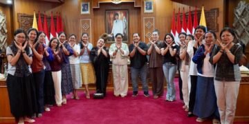 Putri Koster (tengah) usai memimpin rapat persiapan keikutsertaan Dekranasda Provinsi Bali dalam Pameran Kriyanusa 2026 di Gedung Kertha Sabha, Denpasar, Rabu (2/9). -IST